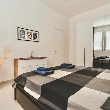 Exclusive Luxury Home With Private Parking-2